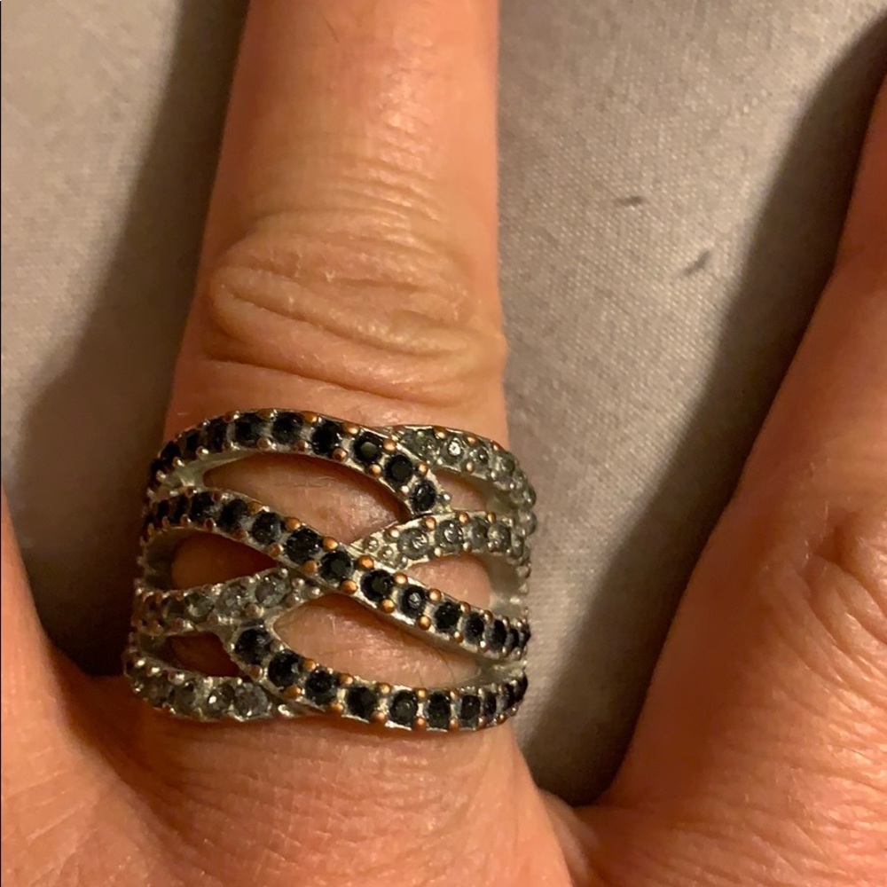 Fashion Ring w/black & white crystal stones